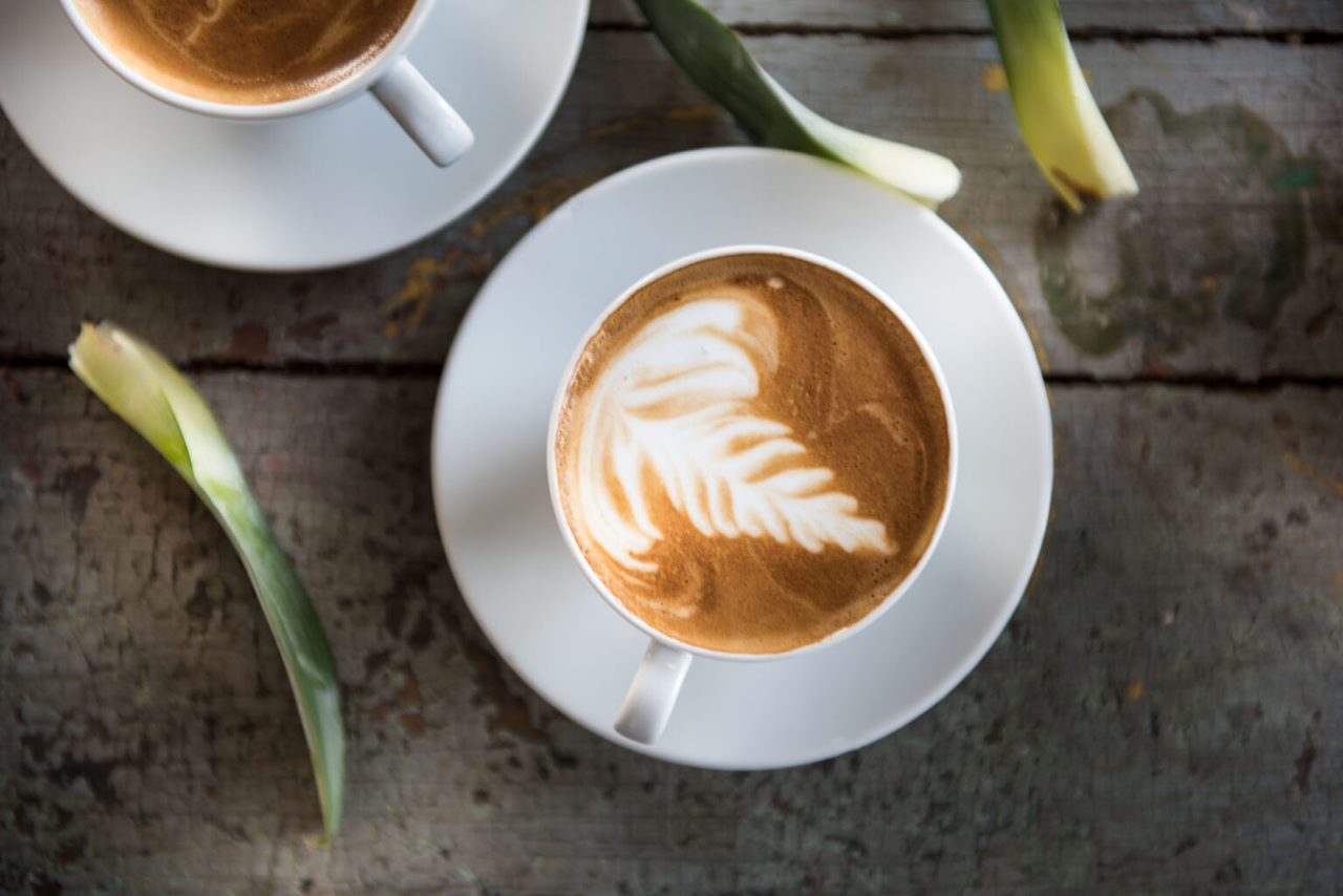 Kaffe fotograferat ovanifrån på Söderpirens café