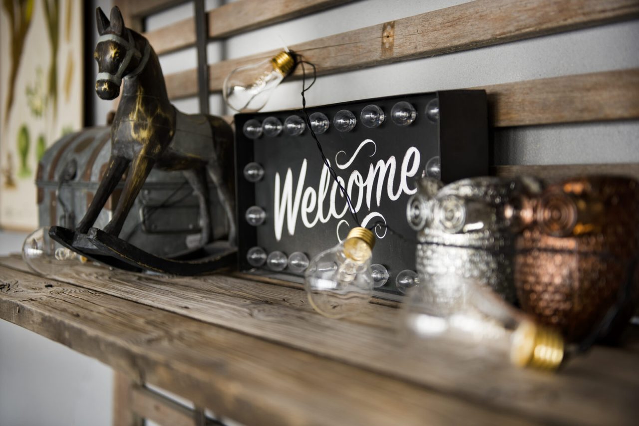Inredningsdetalj i caféet med en skylt där det står Welcome