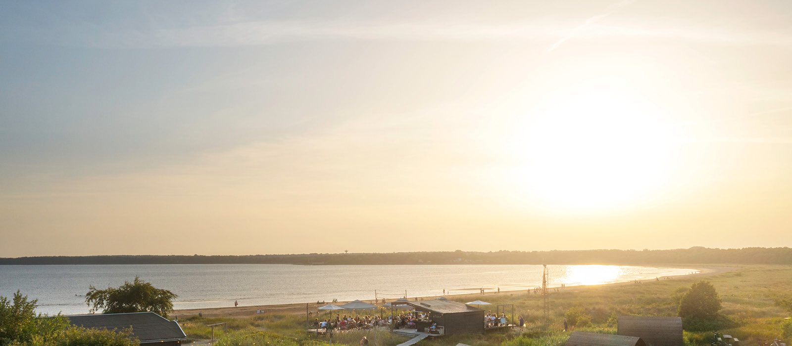 Kvällssol över havet och stranden vid Söderpiren i Halmstad
